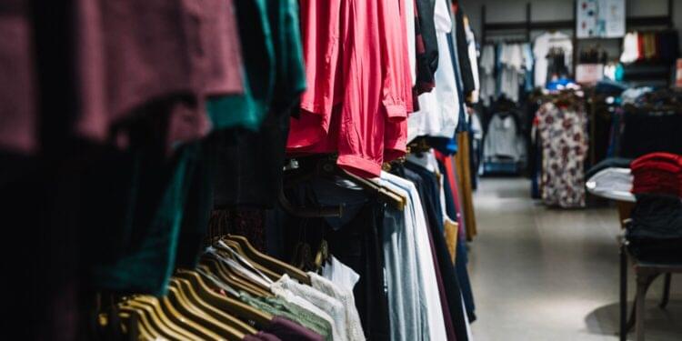 Gdzie znaleźć szeroki wybór ubrań w korzystnych cenach
