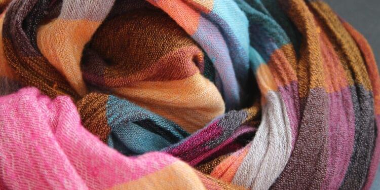 Narzutka czy żakiet? Co lepiej pasuje do sukienki na wesele